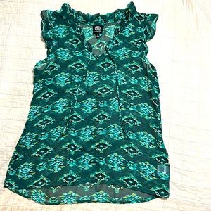 Sheer boho print top. Green.